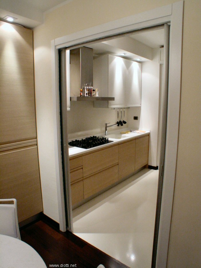 In questa immagine si percepisce la bellezza dell'ambientazione con cucina e sala da pranzo perfettamente integrate...